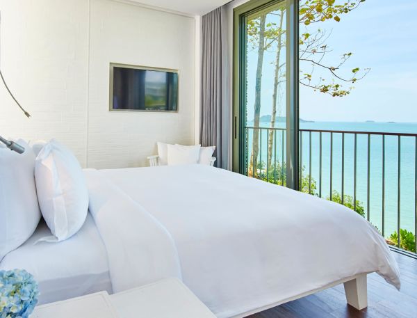 King bed with Egyptian cotton linen