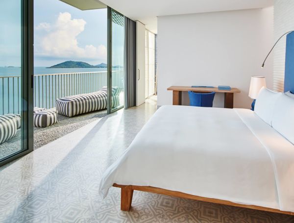 King bed with Egyptian cotton linen