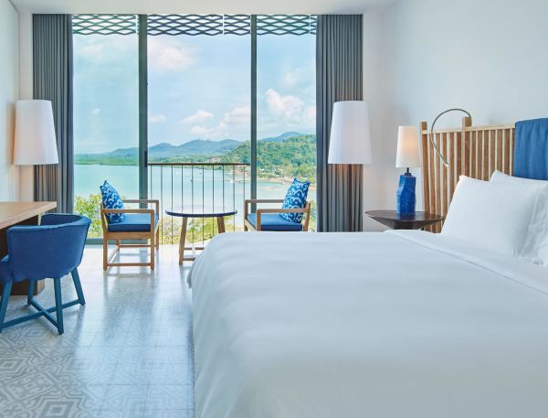 King bed with Egyptian cotton linen