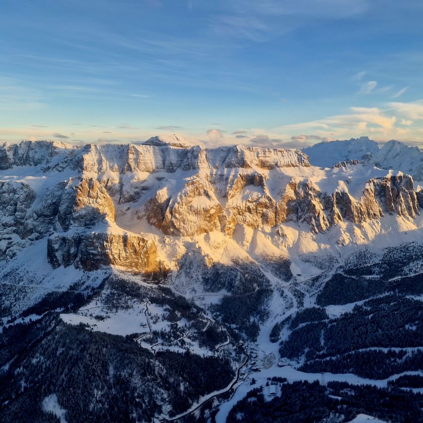 Guided Sella Ronda ski circuit tour